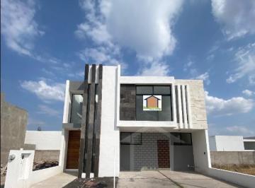 Casa · 185m² · 3 Recámaras · 3 Estacionamientos · Casa de Tres Recamaras Sala de Tv y Cuarto de Servicio en La Reserva Juriquilla