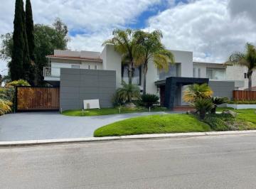 Casa · 1250m² · 4 Recámaras · 4 Estacionamientos · Venta de Residencia de Cuatro Recamaras en Campanario Club de Golf