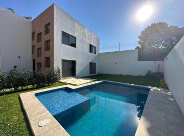 Casa · 232m² · 3 Recámaras · 2 Estacionamientos · Casa en Venta con Alberca, en Lomas de Cuernavaca, Temixco, Morelos