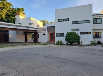 Casa · 502m² · 3 Recámaras · 3 Estacionamientos · Casa en Fraccionamiento Country Álamos