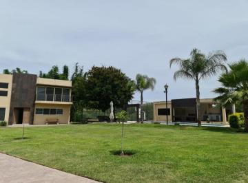 Quinta · 400m² · 2 Recámaras · 10 Estacionamientos · Moderna Quinta en Venta Amueblada y Equipada