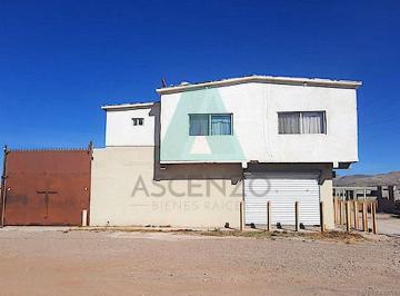 Casa · 288m² · 2 Recámaras · 4 Estacionamientos · Venta de Casa con Local Comercial en Col. Sacramento, Fergo
