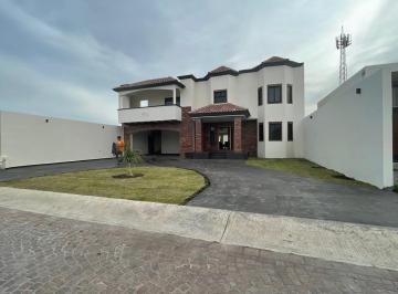 Casa · 515m² · 4 Recámaras · 6 Estacionamientos · Casa en Alquerías de Pozos