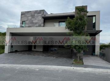 Casa · 1300m² · 5 Recámaras · 4 Estacionamientos · Casa en Venta en Sierra Alta