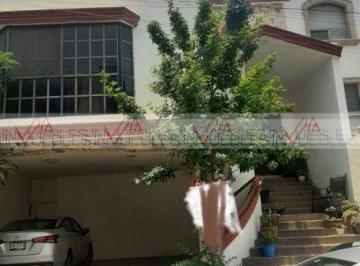 Casa · 338m² · 3 Recámaras · 2 Estacionamientos · Casa en Renta en Monterrey