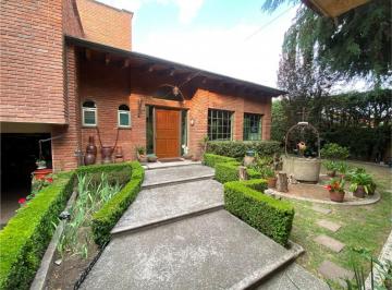 Casa en condominio · 350m² · 3 Recámaras · 4 Estacionamientos · Casa en Venta en Fraccionamiento La Virgen en Metepec, Estado de México.