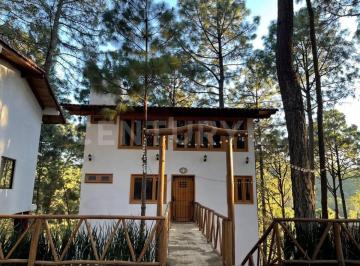 Casa · 400m² · 4 Recámaras · 2 Estacionamientos · Cabaña en Venta en Azaleas, Mazamitla