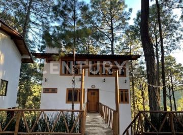 Casa · 400m² · 4 Recámaras · 2 Estacionamientos · Cabaña en Venta en Azaleas, Mazamitla