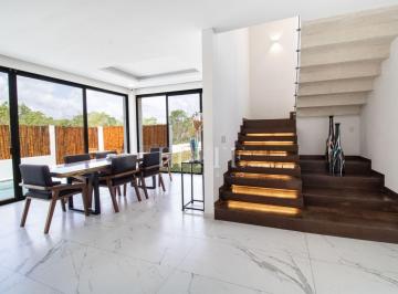 Casa · 499m² · 4 Recámaras · 3 Estacionamientos · Casa de 4 Recámaras en Venta en Cancun Country Club