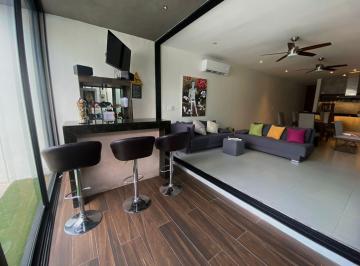Casa de 2 habitaciones, Mérida · Casa en Montebello, de 2 Recámaras, con Alberca y Bar.