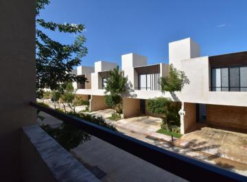 Casa en condominio · 139m² · 2 Recámaras · 2 Estacionamientos · Townhouse en Venta con Rooftop en Cholul
