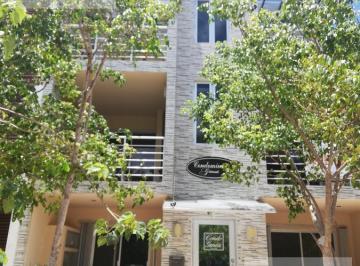 Edificio · 520m² · 7 Recámaras · Venta Entero Condominio de 2 Locales Comerc y 4 Departamentos, en Aldea Zama Tulum