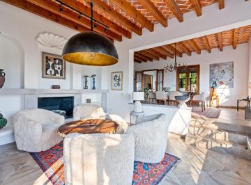 Casa · 391m² · 4 Recámaras · 1 Estacionamiento · Casa en Venta en El Centro de San Miguel de Allende con Terrazas, Jardín, Casita y Estacionamiento