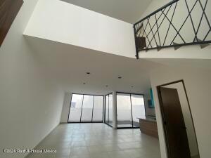 Casa de 3 habitaciones, Querétaro · Valle de Juriquilla - Venta. Casa, Doble Altura, 3 Recamaras, Sala de Tv
