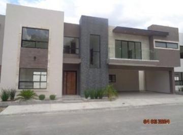 Fachada · Preciosa Residencia en Privada Sobre Blvd. Valdez Sanchez