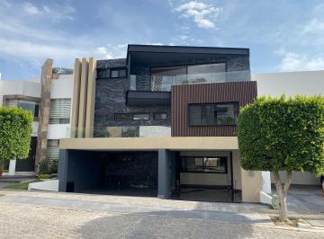 Casa · 570m² · 4 Recámaras · 3 Estacionamientos · Baja de Precio! Venta con 570 m y 4 Recs. Lomas de Angelópolis 2