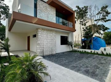 Casa de 4 habitaciones, Cancún · Casa en Venta, 4 Recámaras, en Esquina con Area Verde, con Jardín Privado en Via Cumbres