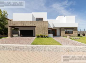 Casa · 566m² · 4 Recámaras · 4 Estacionamientos · Casa en Venta Estilo Mexicano Contemporáneo en El Campanario, Precio de Oportunidad