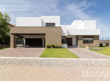 Casa · 566m² · 4 Recámaras · 4 Estacionamientos · Casa en Venta en El Campanario