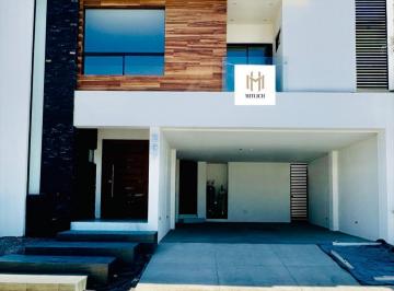 Casa · 270m² · 3 Recámaras · 2 Estacionamientos · Casa en Venta en Fracc. Bosque Real $7,050,000.