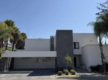 Casa · 753m² · 4 Recámaras · 2 Estacionamientos - Beli Real Estate · Casa en Venta Amueblada Club de Golf Tres Marias