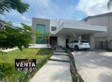 Casa de 3 habitaciones, Celaya · Magnífica Residencia en Venta en El Fraccionamiento Campestre de Celaya
