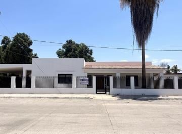 Casa · 427m² · 3 Recámaras · 6 Estacionamientos · Casa en Venta Muy Amplia y Moderna en Angostura Sinaloa Mexico