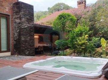 Casa · 300m² · 3 Recámaras · 2 Estacionamientos · Casa en Venta en Avándaro con Jacuzzi, Alberca y Río