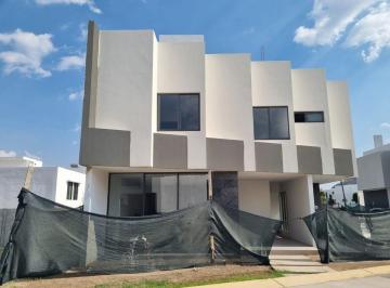 Casa en condominio · 240m² · 4 Recámaras · 2 Estacionamientos · Parque Metropolitano