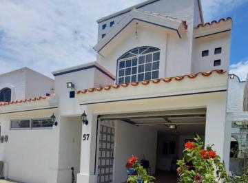 Casa · 3 Recámaras · 2 Estacionamientos · Casa en Fraccionamiento Royal Country, Cerritos, Mazatlán, Sinaloa.
