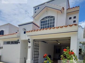 Casa · 3 Recámaras · 2 Estacionamientos · Casa en Fraccionamiento Royal Country, Cerritos, Mazatlán, Sinaloa.
