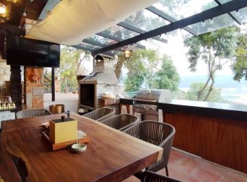 Casa · 250m² · 4 Recámaras · 2 Estacionamientos · Casa en Venta en El Pueblo de Valle de Bravo con Vista, Jacuzzi y Menaje de Lujo