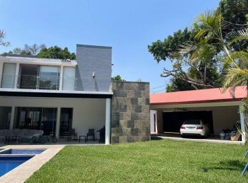 Casa de 5 habitaciones, Cuernavaca · Amplia y Moderna Casa Remodelada en Fraccionamiento con Estricta Seguridad