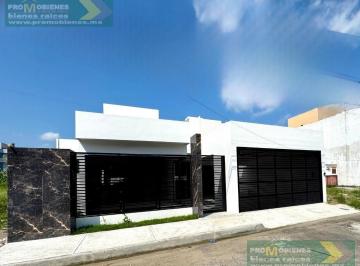 Casa · 205m² · 3 Recámaras · 2 Estacionamientos · Casa en Venta de Lujo en Costa de Oro, Ver