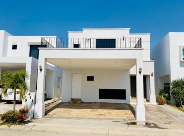 Casa de 3 habitaciones, Mazatlán · Disfruta Vivir a Pasos de Playa Mazatlán. Casa en Venta en Marina Kelly!