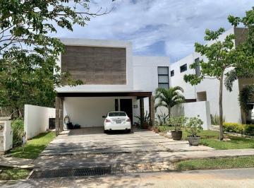 4a88c02caa156d1b1649f1ed06a005c49190ffeb389deab151d85a400d0a81cc · Casa con Paneles Solares en Privada Parque Central con Numerosas Amenidades en