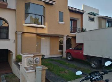 Casa de 4 habitaciones, Morelia · Venta de Casa en Fraccionamiento Privado Eucaliptos.