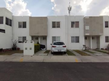Casa en condominio de 3 habitaciones, Querétaro · Casa en Renta 3 Cantos, 3 Recamaras 3 Baños Completos, Una Recamara en Planta Baja Cond. con Alberca