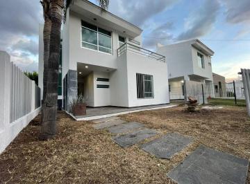 Casa en condominio · 300m² · 4 Recámaras · 3 Estacionamientos · Casa con Terreno en Venta o Renta con Alberca, Fraccionamiento Tres Reyes, Cajititlán