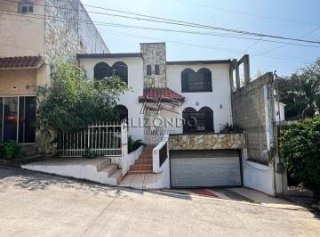 Casa · 327m² · 4 Recámaras · 2 Estacionamientos · Casa en Venta, Col. Universidad Poniente, $4'600,000