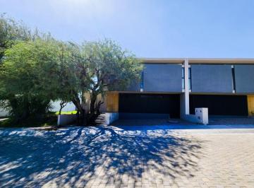 Casa · 258m² · 3 Recámaras · 3 Estacionamientos · Casa de Lujo en Venta en Lago de Juriquilla, Querétaro 258 m², Mármol, Nogal y Vista a La Naturaleza