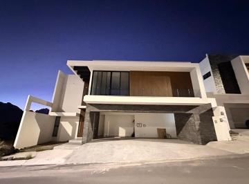 Casa · 490m² · 4 Recámaras · 4 Estacionamientos · Casa en Pedregal de La Montaña