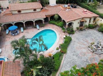 Casa · 750m² · 7 Recámaras · 15 Estacionamientos · Vendo Espectacular Casa, en Lomas de Cuernavaca, con Jardin