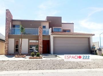 Casa de 4 habitaciones, Chihuahua · Se Vende Hermosa Casa de 2 Plantas en Residencial Los Leones $5'700,000