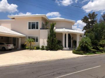 Casa · 1048m² · 3 Recámaras · 6 Estacionamientos · Casa en Venta Cerrada de La Isla Fraccionamiento El Campestre