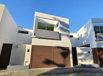 Casa · 184m² · 3 Recámaras · 2 Estacionamientos · Casa en Venta en Residencial con Seguridad Cerca de Costco