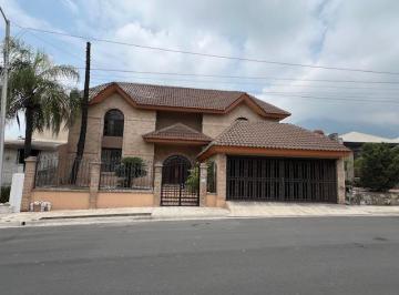 Casa · 820m² · 4 Recámaras · 2 Estacionamientos · Venta Casa Colinas de San Jeronimo Monterrey