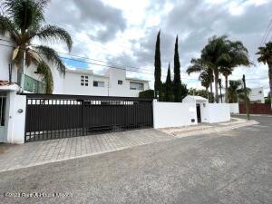 Casa de 4 habitaciones, Querétaro · Casa de Arquitecto en Venta en Juriquilla con 4 Hab,5 Baños, Queretaro, Mexico.