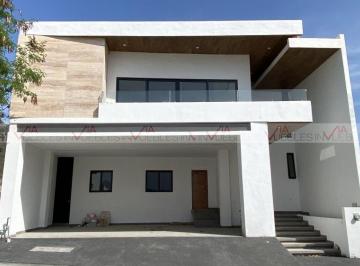 Casa · 476m² · 4 Recámaras · 3 Estacionamientos · Casa en Venta en Santiago