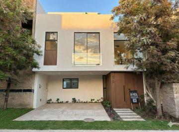 Casa · 205m² · 4 Recámaras · 2 Estacionamientos · Casa en Venta en Solares, Privanza